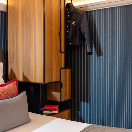 D Hotel 4*