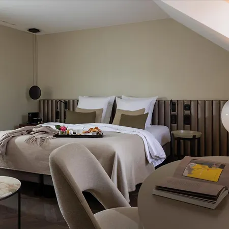 Hotel D